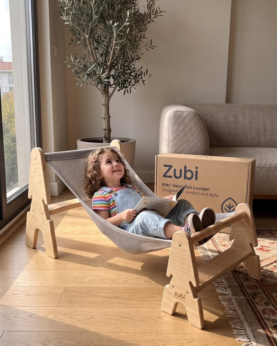ZUBİ ahşap çocuk hamağında kitap okuyan küçük kız