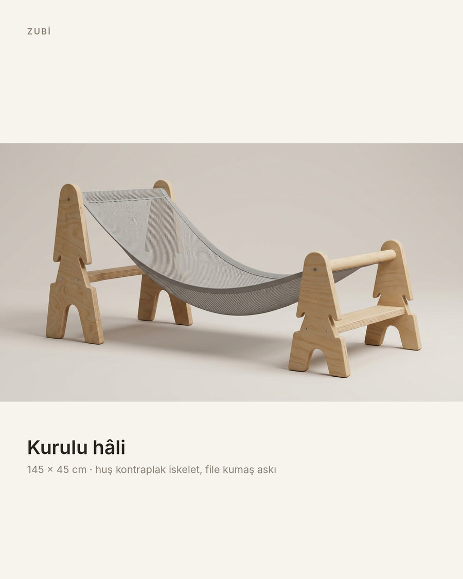 ZUBİ ahşap çocuk hamağı kurulu hâli — 145 × 45 cm, huş kontraplak iskelet ve file kumaş askı